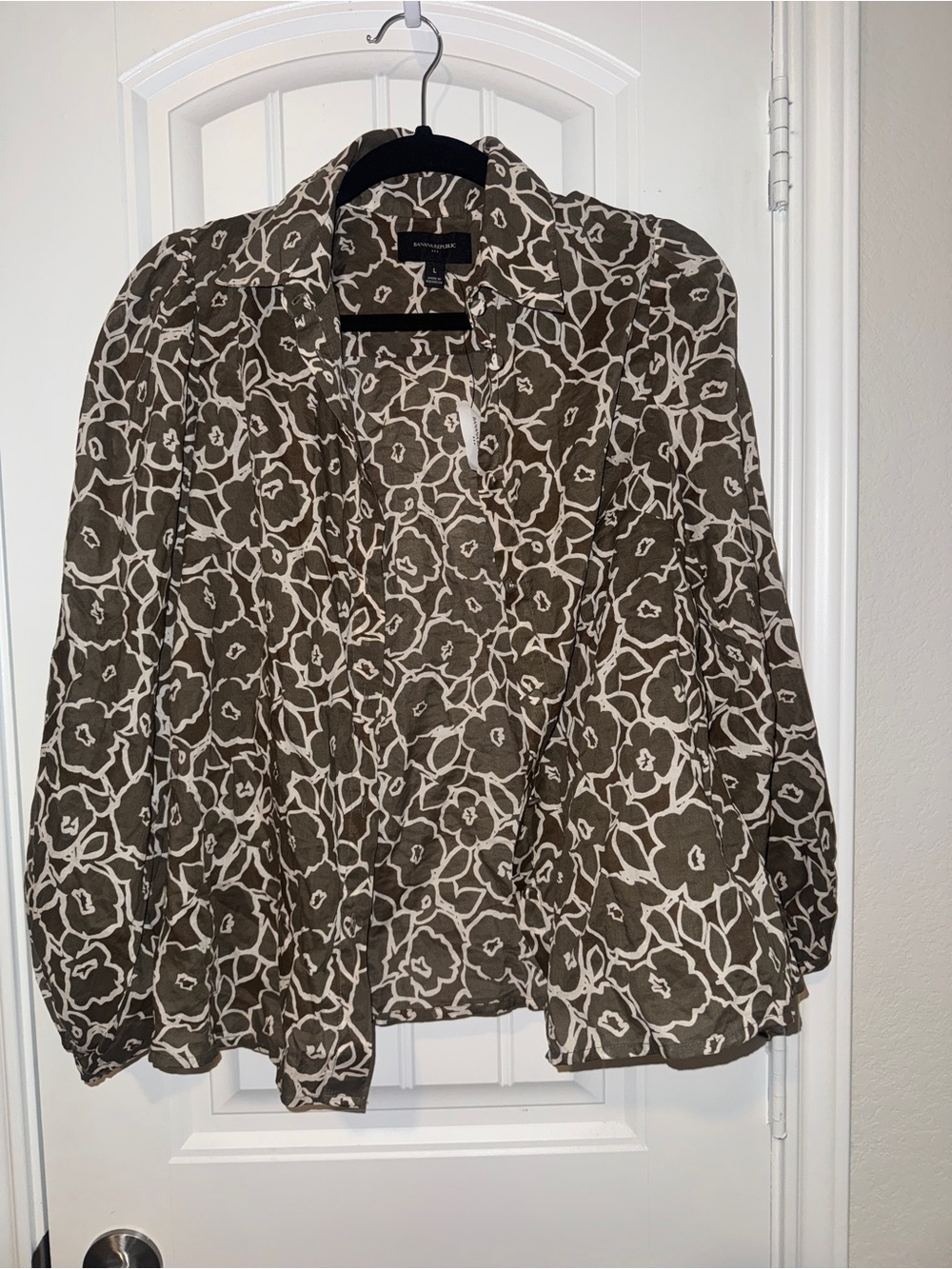Banana Republic Olive and White Floral Button-Down Blouse cottagecore coquette